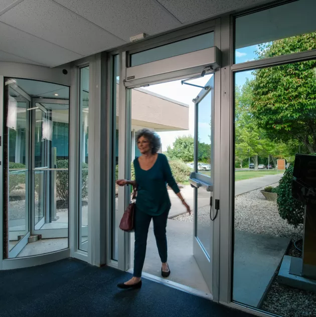automatic swinging doors (1)